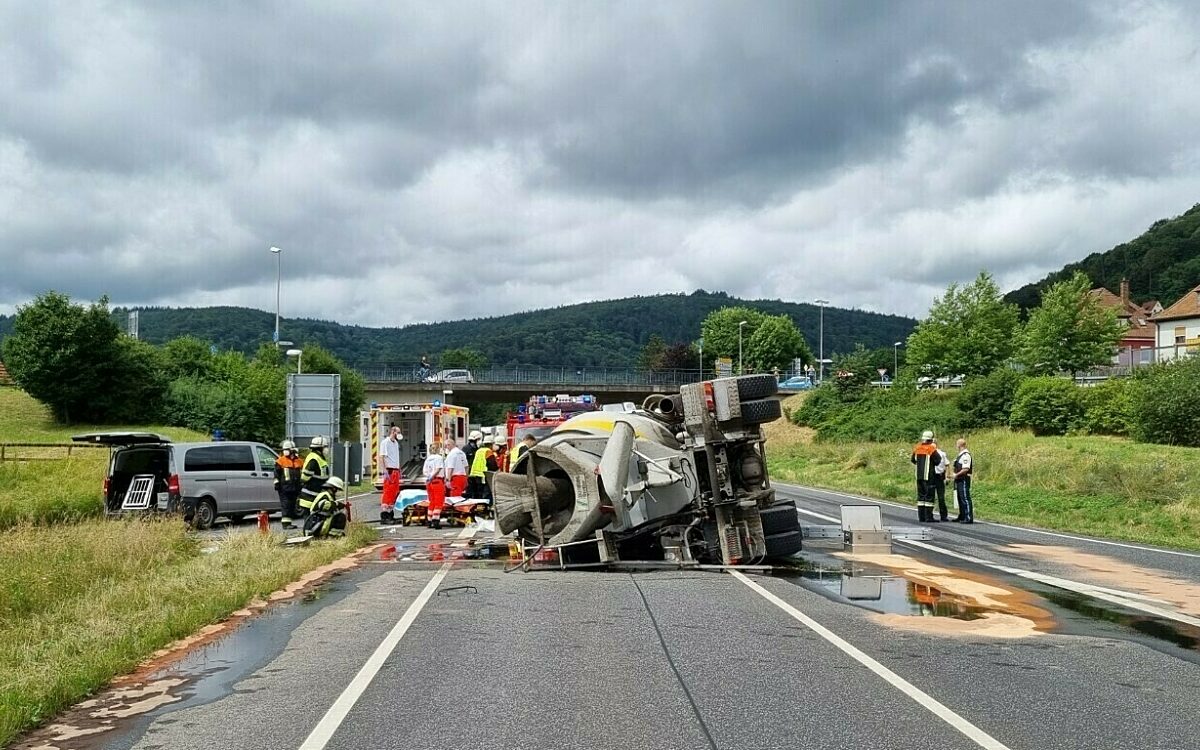 Ein Unfall mit umgekippten Betonmischer in Lohr Ein Unfall mit umgekippten Betonmischer in Lohr